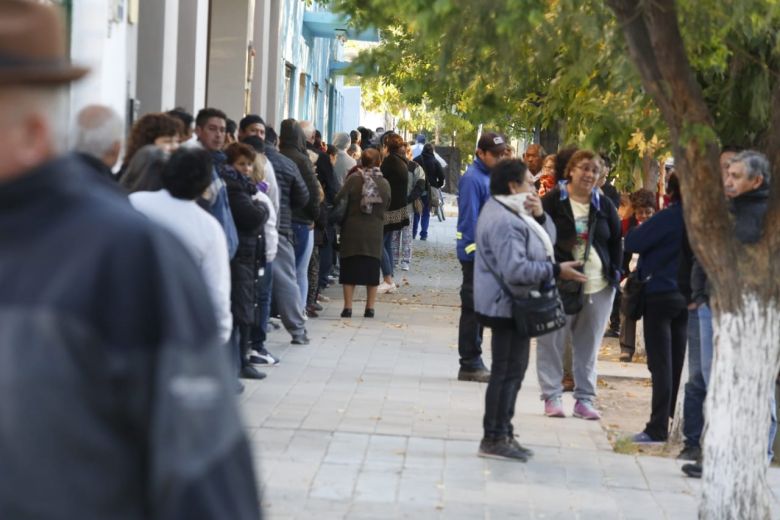 Cientos de vecinos esperan desde la madrugada ser atendidos en la sucursal del banco Nación, en Roca. (foto y video Juan Thomes)
