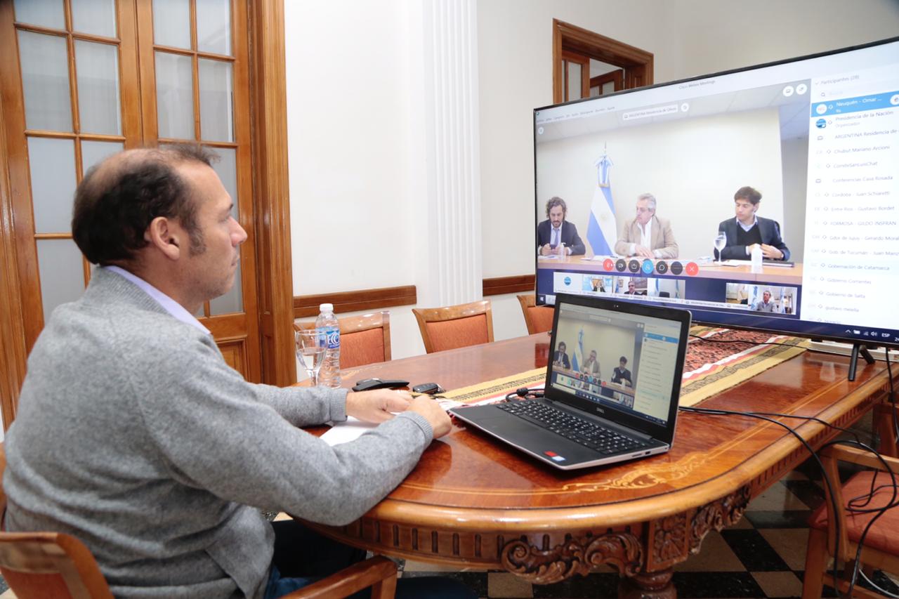 El gobernador vienen manteniendo reuniones por videoconferencia. Días atrás estuvo en una llamada con el presidente Fernández.