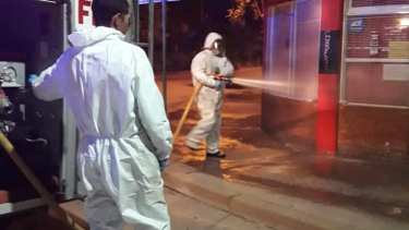 Municipales en plena tarea de desinfección de locales. Foto: gentileza. 