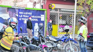 Largas filas hubo la semana semana en los kioscos que ofrecen servicios de pago de facturas. 