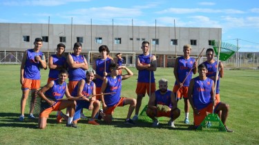 Los jugadores del Naranja también colaboraron en el mejoramiento del campo de juego. (Gentileza Patagonia Fotografías)