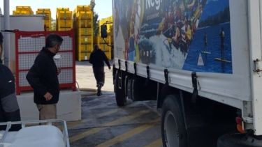 Ayer por la mañana se concretó el envío de los primeros 10.000 litros de alcohol de pera. (foto: gentileza)