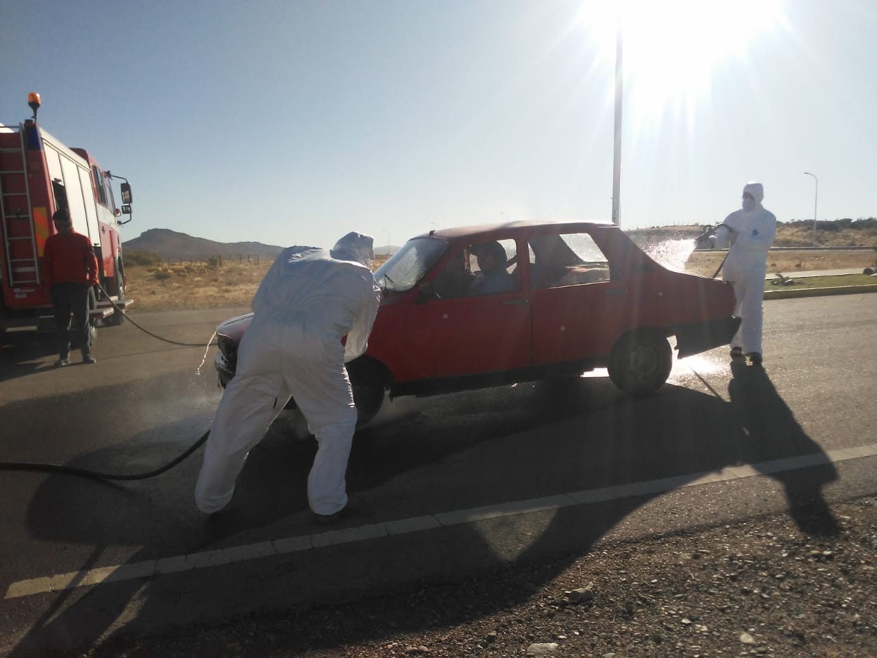 Bomberos voluntarios desinfectan los vehículos que entran a Pilcaniyeu. (Foto Gentileza)