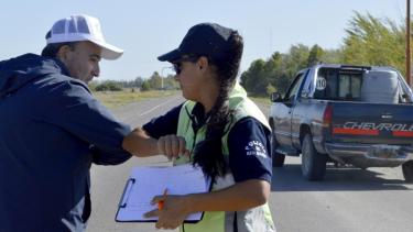 El jueves, el intendente visitó a los uniformados que realizan los controles en el puesto caminero de la ruta Nacional N° 3. Foto: gentileza