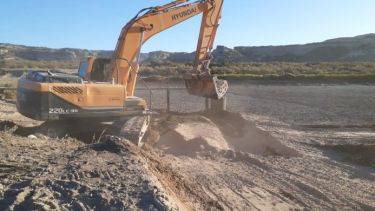 Maquinaria del Consorcio de Riego trabaja en reparaciones de piletas de tratamiento de líquidos cloacales. (Foto Néstor Salas)