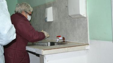 Al llegar a Jacobacci, los pasajeros cumplieron con el protocolo dispuesto para poder ingresar a la ciudad. (Foto: municipio de Jacobacci).