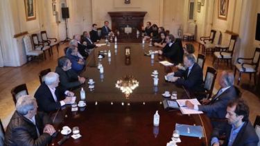 Gobierno, gremios y empresas acordaron retomar algunas actividades, en forma escalonada. 