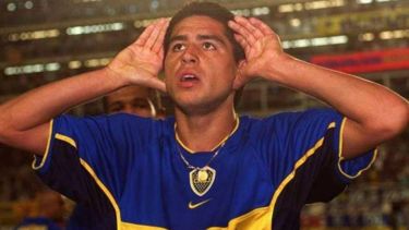 El histórico gesto de Román, emulando al Topo Gigio.