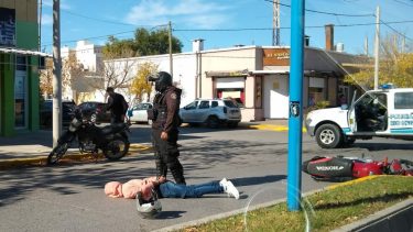 Robó un celular en Roca y lo atraparon cuando escapaba en una moto