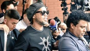 Ronaldinho pagó una fianza millonaria y tendrá prisión domiciliaria