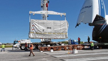El satélite Saocom 1B es descargado en Cabo Cañaveral, Estados Unidos. Foto: archivo.