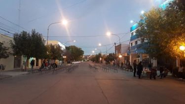 Instalaron más de 400 sillas para que los abuelos esperan frente a los bancos en Regina. (Foto gentileza)