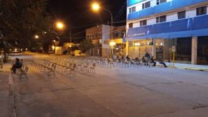 Dispusieron sillas frente a las entidades bancarias de Regina