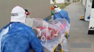 Video: mirá cómo se traslada a un paciente con el protocolo por coronavirus