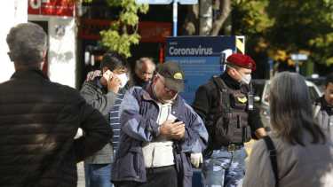 La imagen fue captada esta mañana en Roca. La gobernadora de la provincia dispuso la obligatoriedad a partir de hoy. (foto: Juan Thomes)