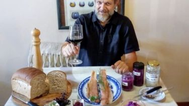 Fermentado de repollo, pan integral de masa madre, trucha curada y aderezo de sauco y mostaza