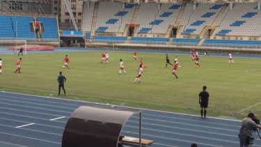 Una nueva liga de fútbol reinicia la actividad y desafía al coronavirus