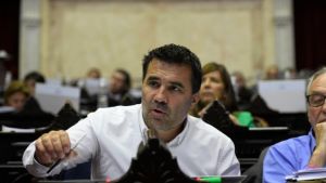 Darío Martínez defendió la prohibición de despidos y suspensiones