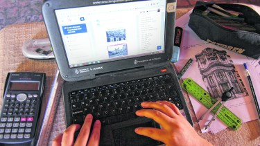 Las cátedras más concurridas son las que presentan mayores inconvenientes en el aula virtual. (FOTO: Oscar Livera)