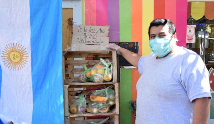 Rolando Nuñez con las bolsas de frutas y verduras. Foto: Florencia Salto. 