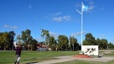 El monumento que recuerda a los Veteranos de Guerra en la rotonda Islas Malvinas de Viedma. Foto: Marcelo Ochoa.