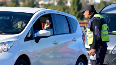 Los controles se realizan en el puente Basilio Villarino. Foto: Marcelo Ochoa.