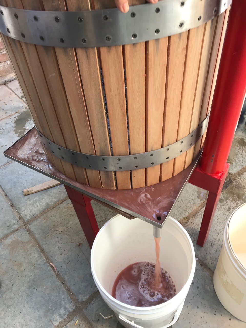 El valor de aprender y hacer tu propio vino en la bodega escuela Puesto