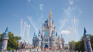 Disney despidió a 70.000 personas de sus parques y Florida pagará el desempleo