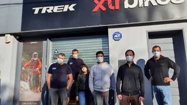 Parte del equipo de la bicicletería que ofrece mantenimiento gratis a personal esencial. (Foto: Gentileza).