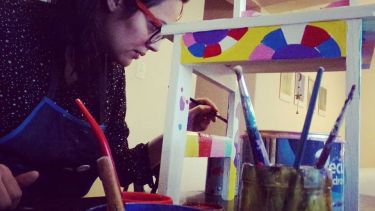 La artista Mariana Ormeño Belzagui mueve mundos de colores