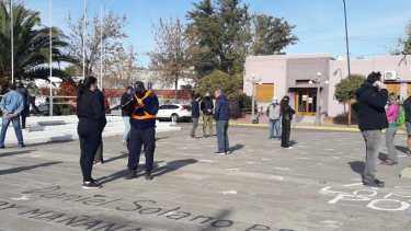 Los comerciantes llegaron con barbijos y respetaron la distancia