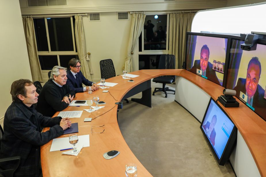 La videoconferencia que mantuvo el presidente Alberto Fernández con el titular del Banco de Desarrollo de América Latina (CAF), Luis Carranza Ugarte. Foto: presidencia de la Nación.-