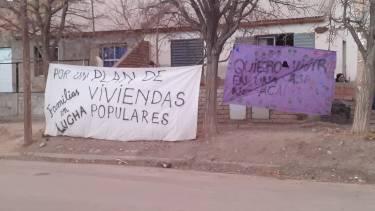 El conflicto por viviendas se reanudó este fin de semana en Chos Malal con la toma de una vivienda. (Gentileza).-
