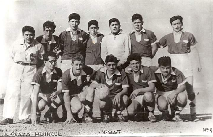 Una foto histórica del equipo de fútbol de 1957. (Foto: Gentileza Ángel Darbesio).