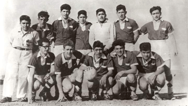 Una foto histórica del equipo de fútbol de 1957. (Foto: Gentileza Ángel Darbesio).
