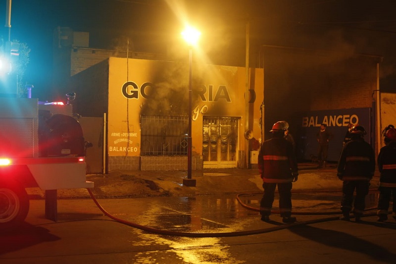 El incendio se desató el sábado por la noche, sobre calle Villegas casi Cipolletti. Foto: Juan Thomes.-