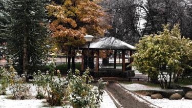 En la plaza de Aluminé se comienza a acumular nieve