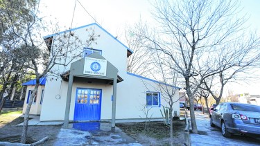 Según indicaron fuentes policiales, en la Comisaría 48 de Roca se realizó una reunión sin respetar las medidas de prevención. 