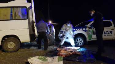 La Brigada Rural detectó que tres peones llevaban carne faenada de manera ilegal. Gentileza Policía de Río Negro