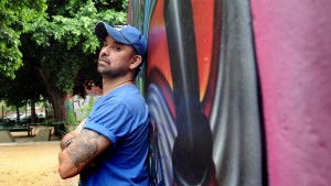 Amor y zombies en una cárcel de mujeres, la nueva novela de Leonardo Oyola