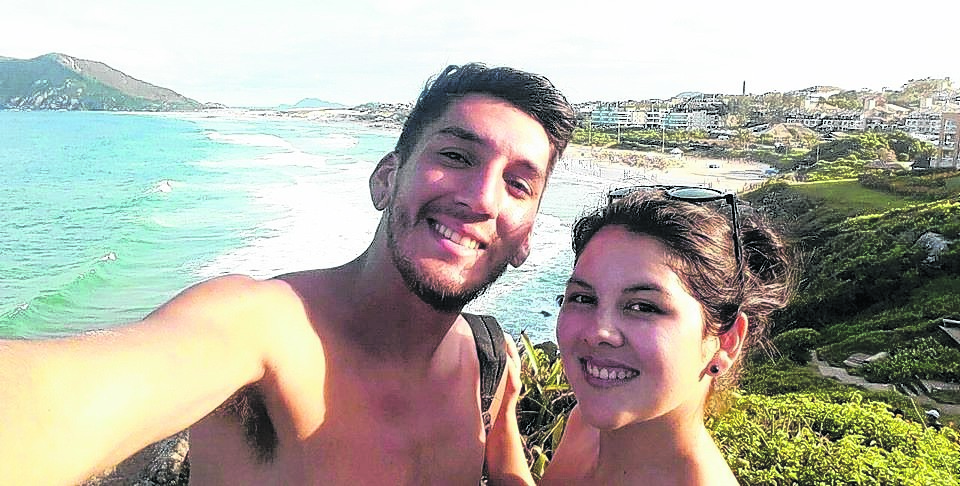 Lilen Ortiz con su novio Braian Rivas en Florianópolis, disfrutando de la playa. 