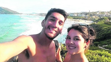 Lilen Ortiz con su novio Braian Rivas en Florianópolis, disfrutando de la playa. 