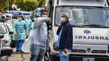 El personal de Salud se mantiene con tareas de cuidado y prevención para controlar la dispersión del virus. Foto: Télam.-