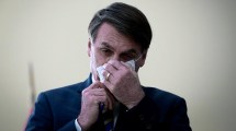 Imagen de Bolsonaro impone la cloroquina para pacientes con coronavirus con un militar en Salud