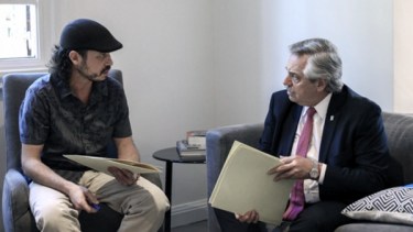 Alberto Fernández recibió a "Nacho" Levy, referente de La Garganta Poderosa. Foto Télam. 