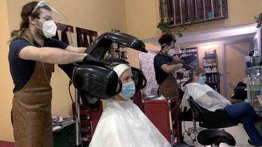 Abrió el pequeño comercio en España: «la gente tiene que ver que la vida vuelve»