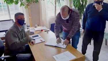 Garavaglia firma el acta ante la mirada de Renda y Bergandi. Foto: gentileza.