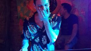 De Papeles al viento: el nuevo camino musical de Gastón Delucca