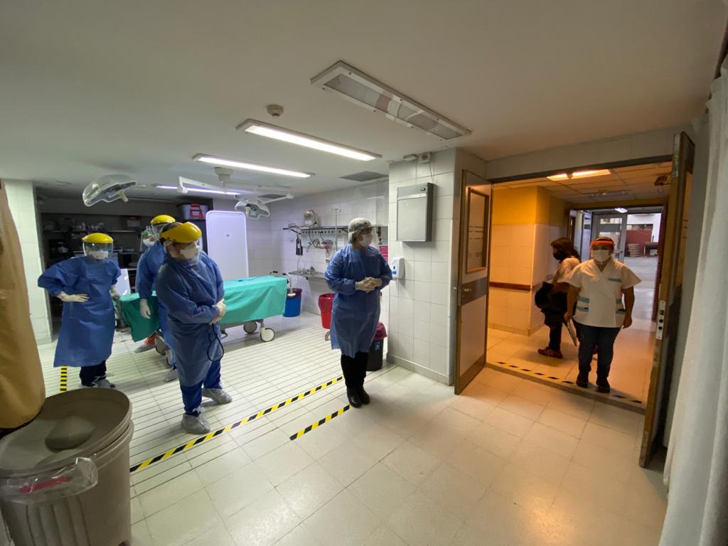 La foto fue sacada durante uno de los simulacros de atención a pacientes con coronavirus, la pandemia que trajo una nueva realidad para el personal de salud. (Archivo Gentileza).-