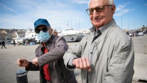 ¿Podemos olvidarnos de los besos y  de los abrazos?